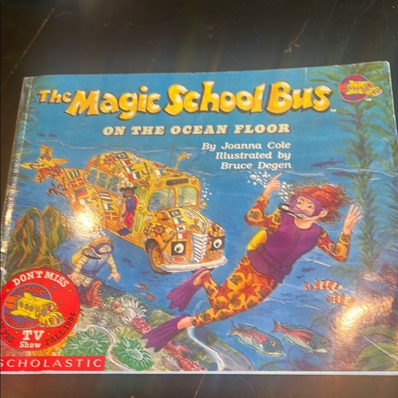 Scholastic The Magic School Bus Book Set - Colorful Adventure Series 1992 - Picture 2 of 3